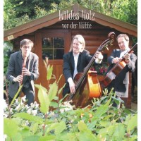 Wildes Holz: Vor der Hütte